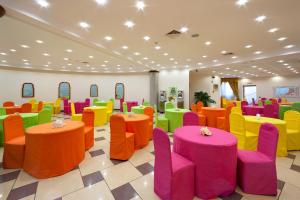 索伦托乌利赛豪华旅馆的色彩鲜艳的桌椅