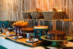 伊利亚贝拉伊利亚贝拉酒店的一张桌子,上面放有不同种类的蛋糕和糕点