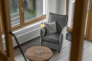 奥伯斯特多夫Ferienwohnungen Alpentraum - Landhaus Gutermann的客厅配有椅子和桌子