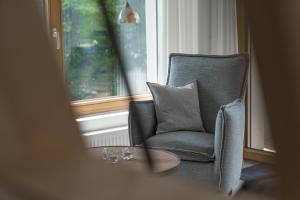 奥伯斯特多夫Ferienwohnungen Alpentraum - Landhaus Gutermann的窗前带桌子的椅子