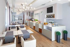 格丁尼亚Sea Premium Apartments的一间带桌椅和柜台的餐厅