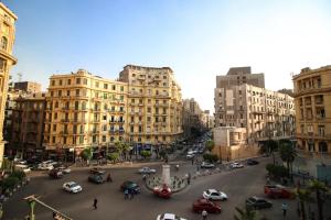 开罗Miramar Talaat Harb Square的享有街道和汽车及建筑的景色