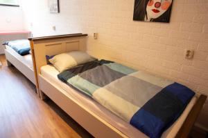 Swalmenut Hen Hoes的配有2张单人床的带墙壁客房