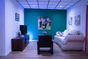 Swalmenut Hen Hoes的带沙发和蓝色墙壁的客厅