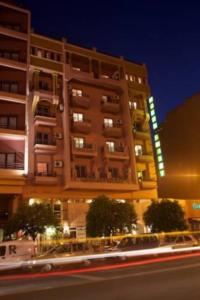 马拉喀什阿玛雷酒店的一座高大的建筑,前方有一条街道