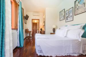 夸尔图-圣埃莱娜Stella的卧室配有白色大床和白色枕头