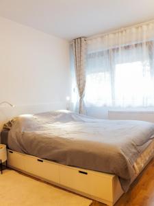 萨格勒布Apartman Delux Adda的白色卧室内的一张床位,卧室设有窗户