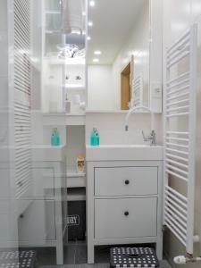 萨格勒布Apartman Delux Adda的白色的浴室设有水槽和镜子