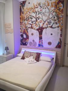 卡萨诺达达Tree House的一间卧室配有一张壁画床
