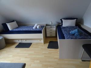 内特塔尔Helle Ferienwohnung in Nettetal bei Venlo的一间卧室设有两张床和床头柜