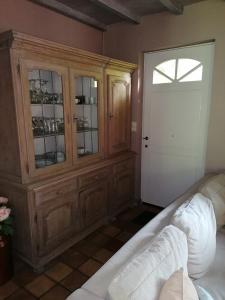 于瑟尔彩虹小屋度假屋的客厅设有木柜和门