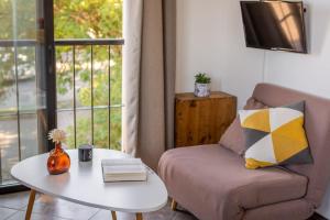 科洛尼亚-德尔萨克拉门托Casa Francis - Apartamentos的带沙发、桌子和窗户的客厅