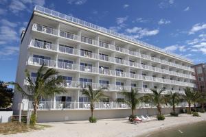 大洋城公主湾海滩酒​​店的一座白色的大建筑,前面有棕榈树