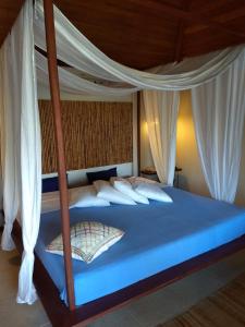 马塞约君悦多瑙河帕莱索旅馆的卧室配有蓝色的白色窗帘