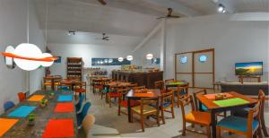 乌巴图巴Hotel Pousada do Sol的一间带桌椅的餐厅和一间用餐室