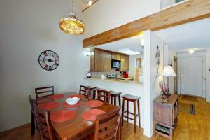 帕戈萨斯普林斯Pines 4013的用餐室以及带桌椅的厨房。