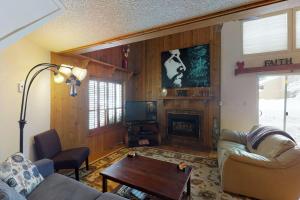 帕戈萨斯普林斯Pines 4013的带沙发和壁炉的客厅