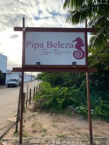 皮帕Apartamento A-11 Pipa Beleza Resort的路旁的温泉度假村标志