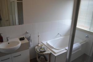 塔南达Gone to Barossa的白色的浴室设有水槽和镜子