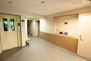 小樽UCHI Living Stay Otaru Suitengu的医院的走廊,有等候室