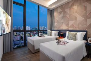 新加坡Citadines Balestier的酒店客房设有两张床和大窗户。