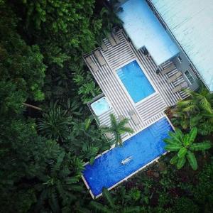 曼努埃尔安东尼奥亚拉广场酒店的房屋旁游泳池的顶部景色