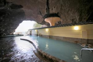 胜浦市浦岛酒店的洞穴内的大型游泳池,有隧道