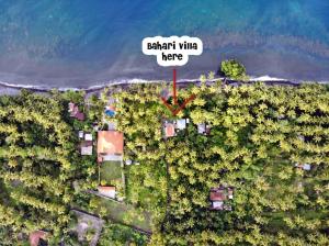 特贾库拉Bahari Villa Tejakula的一座享有岛屿空中景色的红色箭头花园别墅