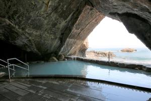 胜浦市浦岛酒店的海边洞穴中的游泳池
