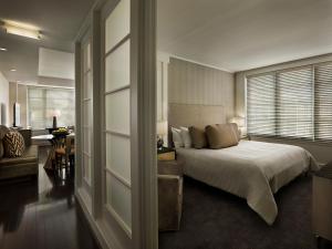 华盛顿AKA 白宫酒店的一间卧室配有一张床和一张书桌