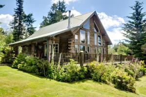 Port StanleyLog Home on Lopez-Spencer Spit的小屋前方有鲜花