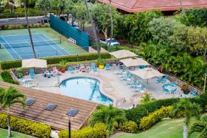 卡哈纳Kahana Villa E610的享有游泳池和网球场的空中景致