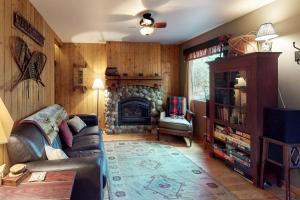 Pine GlenGet Away From It All的带沙发和壁炉的客厅