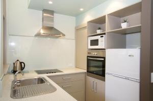 科夫斯港科罗拉湾度假酒店的厨房配有水槽和微波炉