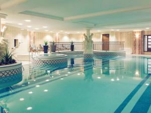 阿施布兰兹哈奇达特福德Spa美居酒店的中间有一个女人的游泳池