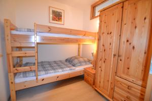 费曼城堡Strandburg的小屋内一间卧室配有双层床