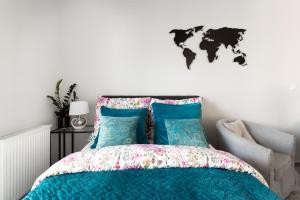 弗罗茨瓦夫Luxury Apartment with Large Terrace的卧室配有一张挂着世界地图的床