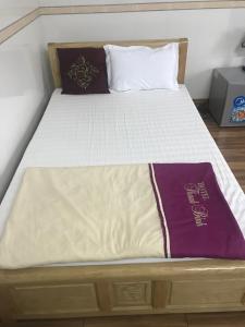 河静Thanh Binh Hotel的一张木架床和床垫罩
