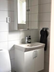 维斯比Superfint boende med havsutsikt, Tofta Strand的浴室设有白色水槽和镜子