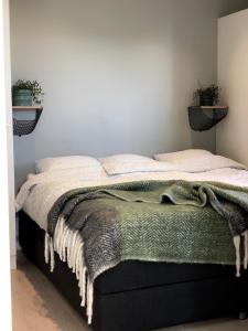 维斯比Superfint boende med havsutsikt, Tofta Strand的一间卧室配有一张带绿毯的床