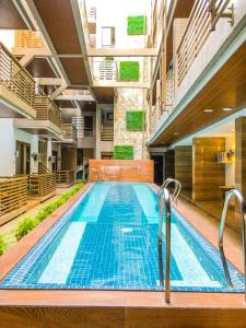 长滩岛长滩岛皮科洛酒店的大楼内一个蓝色瓷砖的大型游泳池