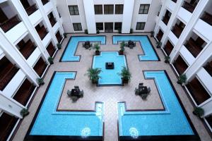 钦奈晨奈绿色公园酒店的酒店大堂游泳池的顶部景色
