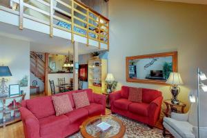 帕戈萨斯普林斯Lodge 3007的客厅配有两张红色的沙发和一张桌子