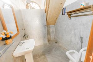 高尔Fort Sapphire的一间带水槽和卫生间的浴室