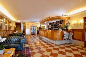 威尼斯里亚托桥酒店的大厅配有沙发,大楼内设有一间酒吧