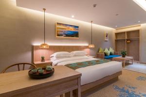 昆明昆明云闲居茶文化主题酒店的一间卧室配有一张大床和一张桌子
