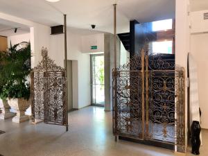 特雷维索Ai Bastioni Boutique Hotel的植物间华丽的金属门