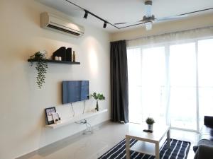 八打灵再也Ara Damansara Oasis Residence, Specious Home 4-8pax, 8min Subang Airport, 10min Sunway的客厅的墙上配有电视