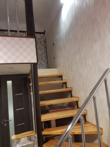 利沃夫Квартира студія подобово 3的通往二楼的楼梯