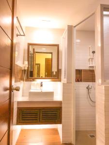 长滩岛长滩岛皮科洛酒店的一间带水槽和镜子的浴室